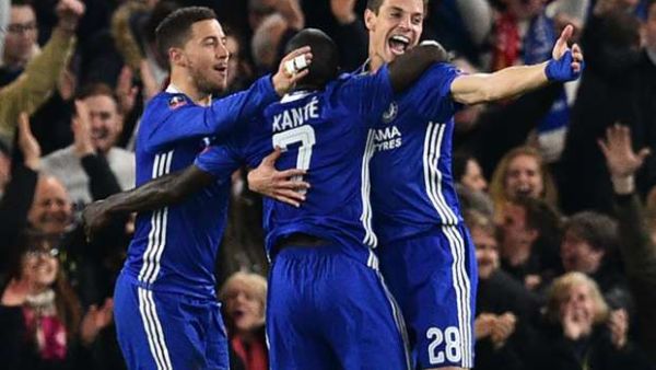 لاعبو تشلسي يحتفلون بهدف كانتي (وسط)
