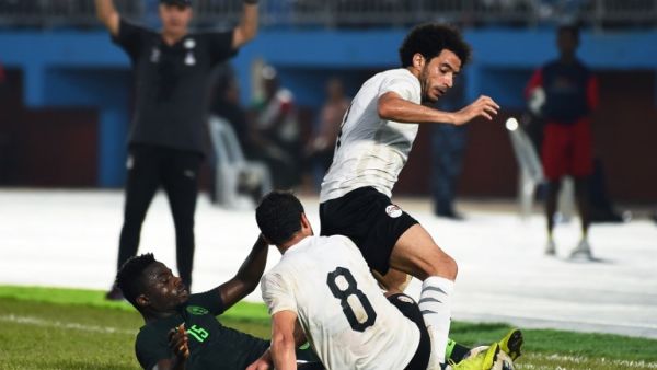 Egypt's defender Omar Gaber (R) vies with Nigeria's Moses Simon (L) during a friendly football match between Nigeria and Egypt at Stephen Keshi Stadium in the Asaba on March 26, 2019.
PIUS UTOMI EKPEI / AFP