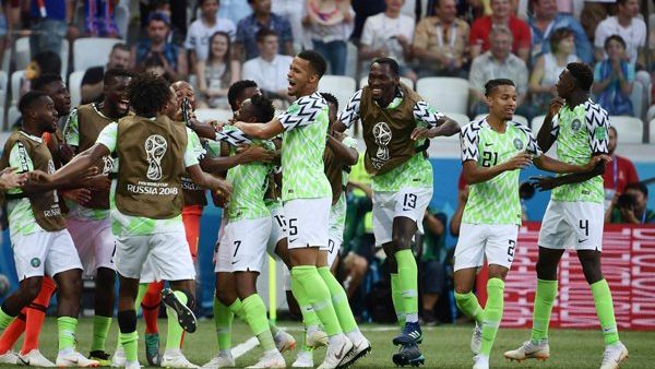 لاعبو نيجيريا يحتفلون خلال المباراة