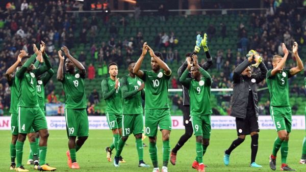 لاعبو نيجيريا يحتفلون بالانتصار التاريخي