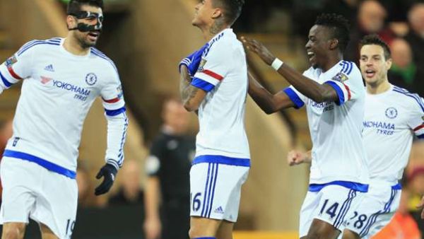 كينيدي (وسط) يحتفل بهدفه