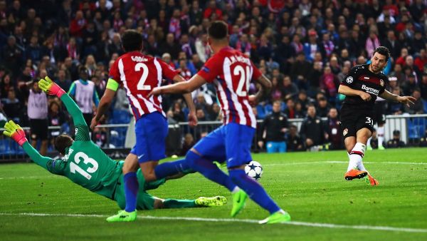 أوبلاك يتصدى لتسديدة ألمانية