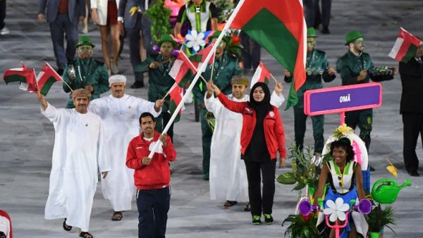 Oman's flagbearer Hamed al-Khatri leads his delegation during the opening ceremony of the Rio 2016 Olympic Games at the Maracana stadium in Rio de Janeiro on August 5, 2016.
PEDRO UGARTE / AFP