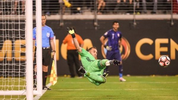 أوسبينا يتصدى ببراعة لركلة تراوكو
