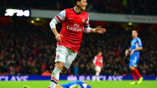 Neville: Wenger should treat Ozil like Ferguson did Ronaldo