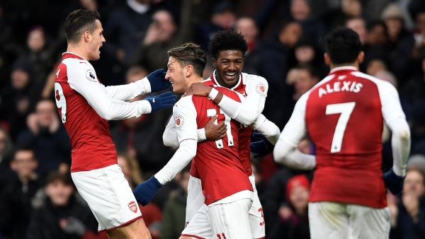 لاعبو آرسنال يحتفلون بهدف أوزيل