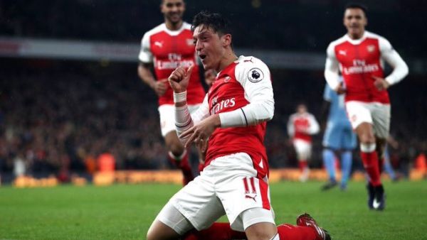 أوزيل يحتفل بهدفه