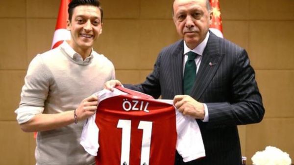 صورة إردوغان وأوزيل التي أثارت الجدل