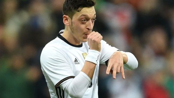 أوزيل يحتفل بهدفه