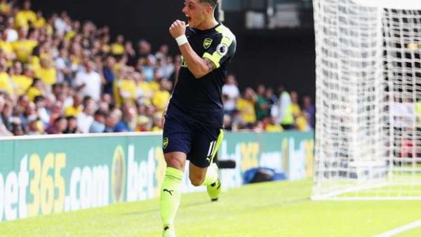 أوزيل يحتفل بهدفه