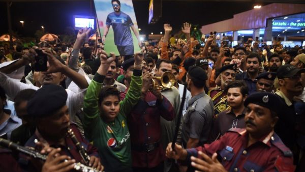 Pakistani cricket fans gather outside the Karachi International airport to welcome their national team's arrival from London in Karachi on June 20, 2017, after their win in the International Cricket Championship (ICC) Champions Trophy final against India.
ASIF HASSAN / AFP