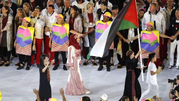 Palestine's Mayada Sayyad carries their country's flag as they lead teammates into the stadium during the opening ceremony of the Rio 2016 Olympic Games at the Maracana stadium in Rio de Janeiro on August 5, 2016.
Thomas COEX / AFP