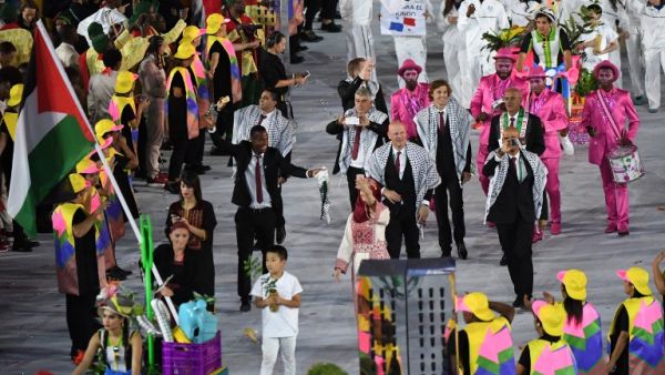 Palestine's flagbearer Mayada Sayyad leads her delegation during the opening ceremony of the Rio 2016 Olympic Games at the Maracana stadium in Rio de Janeiro on August 5, 2016.
PEDRO UGARTE / AFP