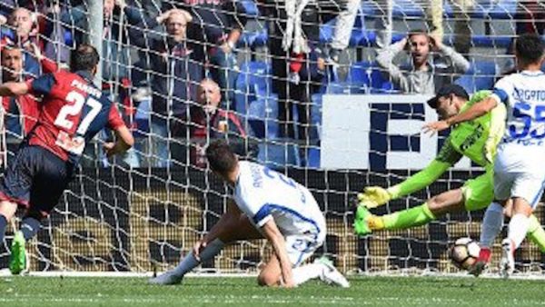 بانديف (يسار) يسجل هدف الفوز