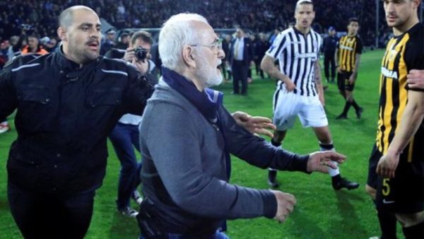 رئيس باوك إيفان سافيديس يقتحم الملعب وهو يحمل سلاحاً نارياً مهدداً حكم المباراة