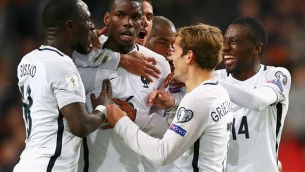 لاعبو فرنسا يحتفلون بهدف بوغبا (وسط)