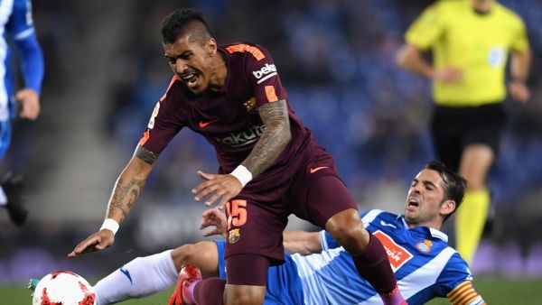 باولينيو يتعرض لعرقلة خلال المباراة