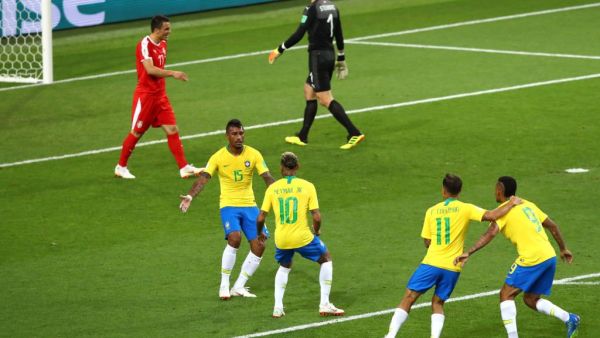 لاعبو البرازيل يحتفلون بالهدف الأول