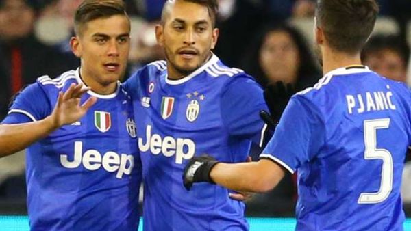 لاعبو اليوفي يحتفلون بهدف ديبالا (يسار)