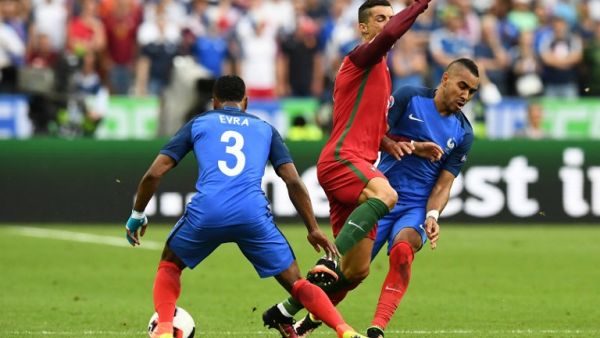 صورة للاحتكاك بين اللاعبين