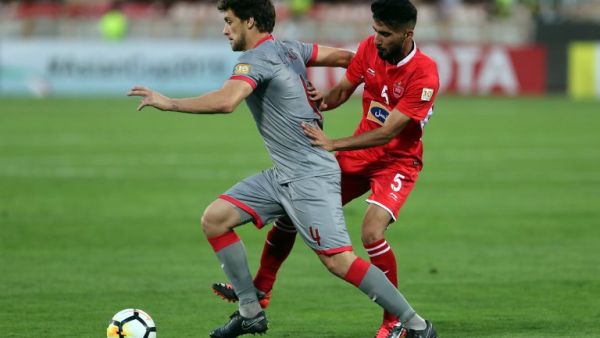 Persepolis Bashar Resan (R) vies for the ball against al-Duhail Lucas Mendes during the AFC Champions League quarter final match between Persepolis FC and al-Duhail SC at the Azadi Stadium in the Iranian capital Tehran on September 17 2018.
STR / afp