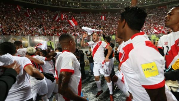 لاعبو بيرو يحتفلون بالتأهل