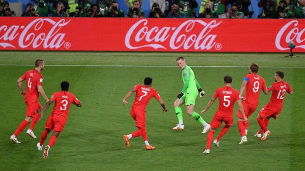 لاعبو إنجلترا يحتفلون بعد الفوز الصعب