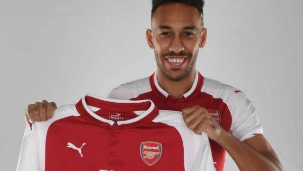 أوباميانغ يرفع قميص فريقه الجديد