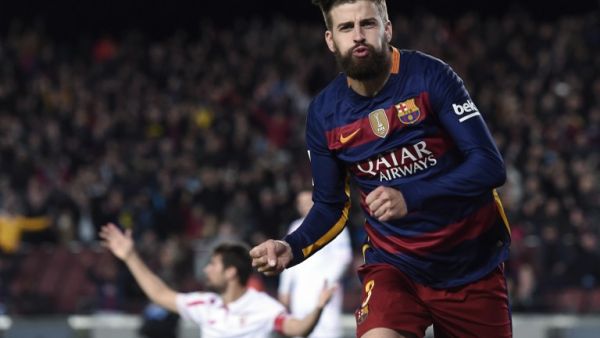 بيكيه يحتفل بهدفه