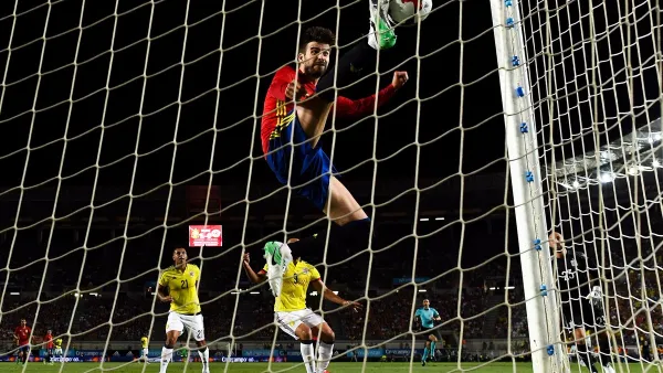 جيرارد بيكيه مدافع برشلونة يحاول إبعاد الكرة التي جاء منها هدف كولومبيا الأول