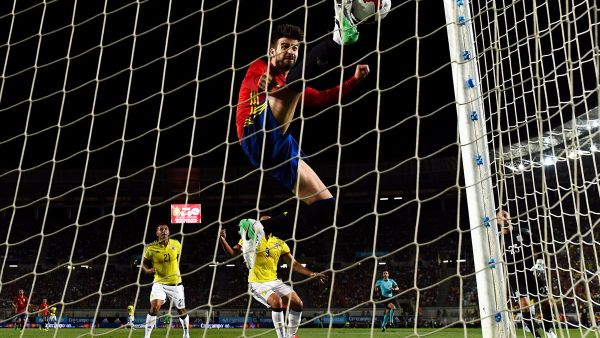 جيرارد بيكيه مدافع برشلونة يحاول إبعاد الكرة التي جاء منها هدف كولومبيا الأول