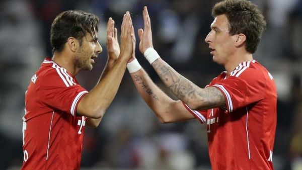 ماريو ماندجوكيتش يهنىء زميله بيتزارو بهدفه في مرمى المريخ