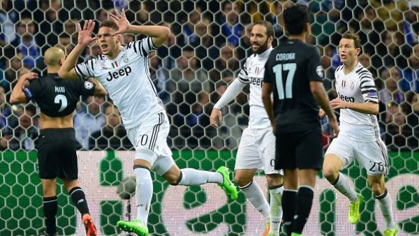 بياكا يحتفل بهدفه