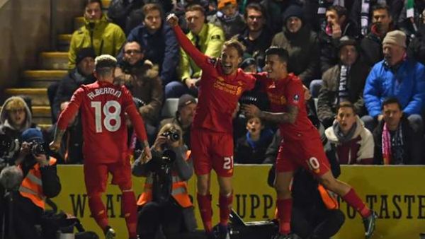 لييفا يجتفل بهدفه (وسط)