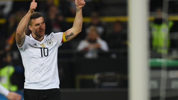 بودولسكي ودع جماهير ملعب سيغنال إيدونا بارك قبل نهاية اللقاء بدقائق حينما تم استبداله