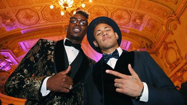 صورة أرشيفية لنيمار وبوغبا خلال حفل توزيع جوائز فيفا عام 2016