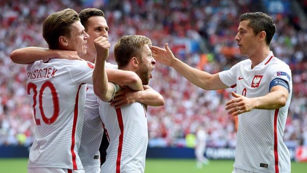 لاعبو بولندا يحتفلون بالهدف