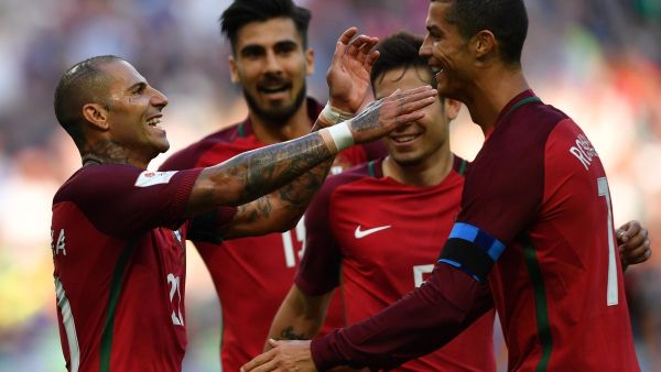 لاعبو البرتغال يحتفلون بهدف كواريشما (يسار)
