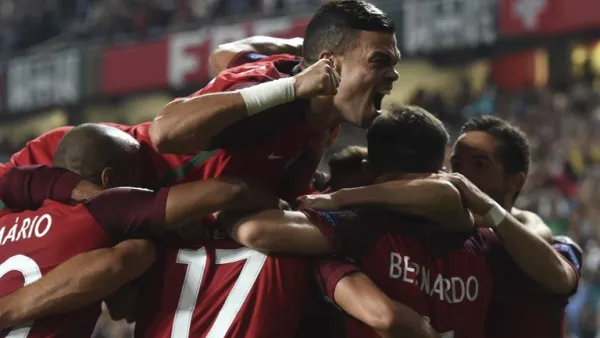 لاعبو البرتغال يحتفلون بالهدف الثاني