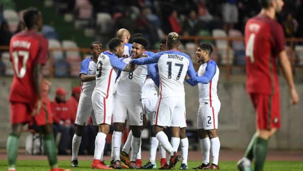 لاعبو الولايات المتحدة الأميركية يحتفلون بهدف ماكيني (وسط)