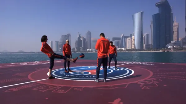 نجوم باريس سان جيرمان على الملعب العائم