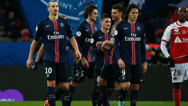 لاعبو الباريسي يحتفلون بأحد الأهداف