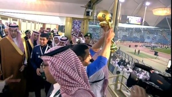 ياسر القحطاني يرفع الكأس