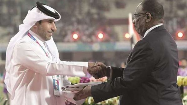 Secretary-General of QOC Thani Abdulrahman al-Kuwari (left) receives the flag from President of the Asian Athletics Association and Vice President of the IAAF Dahlan al-Hamad for the 2019 edition of the Asian Athletics Championships, which Doha will host. (Photo: Gulf Times)