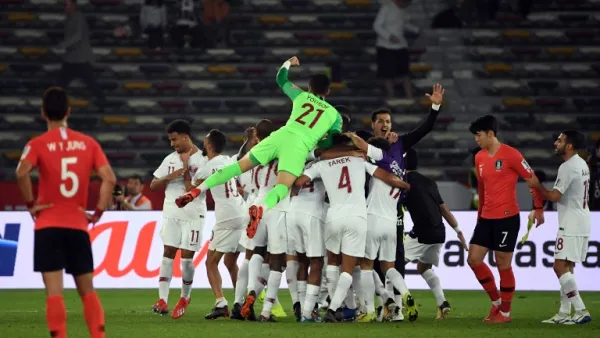 لاعبو قطر يحتفلون بالتأهل التاريخي