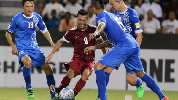 Qatar's Rodrigo Tabata (C) dribbles the ball between Uzbekistan's Anzur Ismailov (R) and Otabek Shukurov (L) during the World Cup 2018 Asia qualification football match between Uzbekistan and Qatar at the Jassim Bin Hamad stadium in Doha on September 6, 2016.
KARIM JAAFAR / AFP