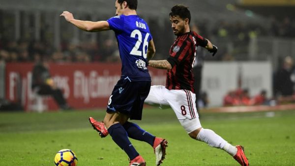 صراع على الكرة بين سوسو (يمين) وستيفان رادو