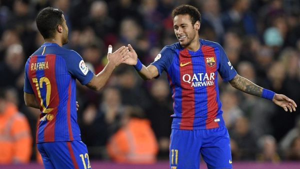 نيمار (يمين) يحتفل بهدفه رفقة زميله رافينيا