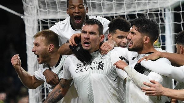 لاعبو ليفربول يحتفلون بهدف كلافان (وسط)