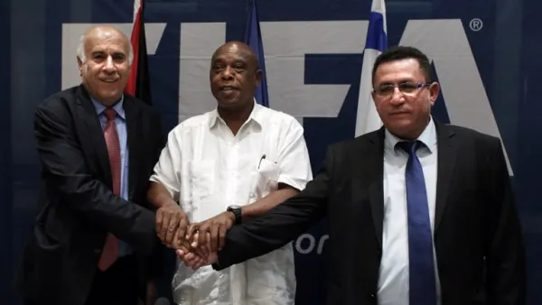 (From L-R) Palestinian Football Association president Jibril Rajoub, Chairman of the FIFA Monitoring Committee Israel-Palestine Tokyo Sexwale and Israel's Football Association president Ofer Eini, shake hands at the end of a press conference in the West Bank city of Jericho, following a meeting on December 16, 2015. AFP PHOTO /
THOMAS COEX / AFP